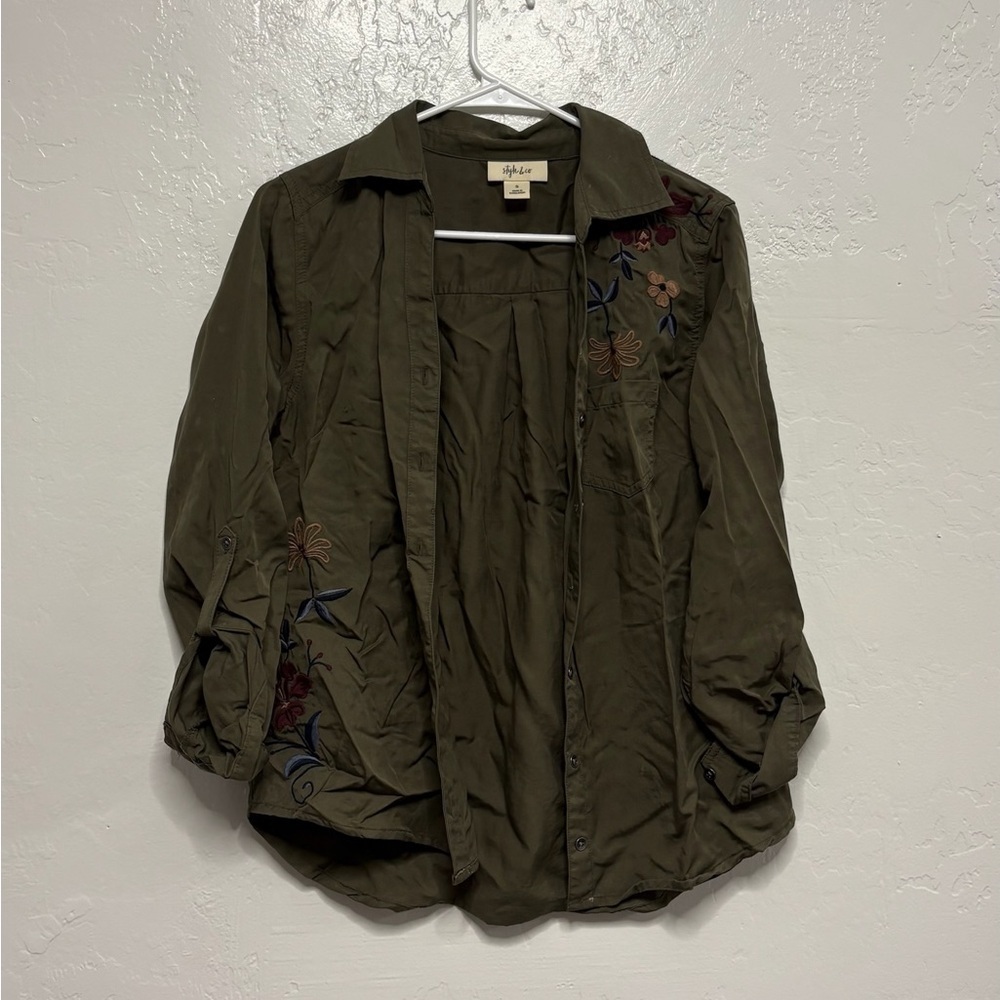 Womens size small button up shirt, #F1201